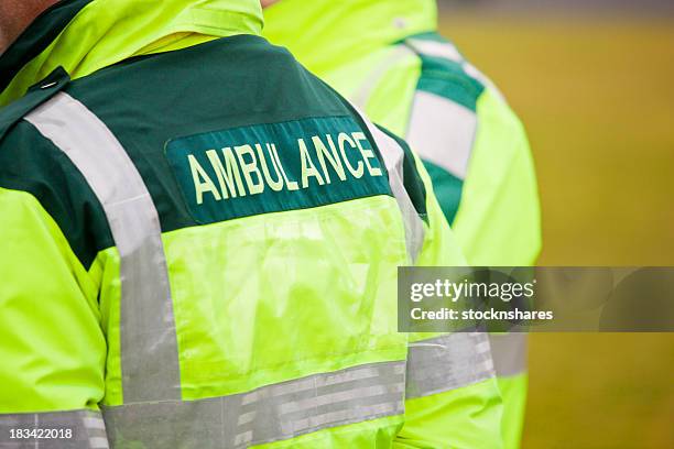 ambulancier de présence - paramedic photos et images de collection