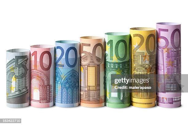 rollo de los billetes de euro - fajo de billetes de euro fotografías e imágenes de stock