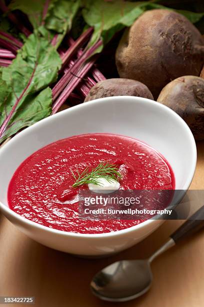 cremige rote bete-suppe - borschtsch stock-fotos und bilder