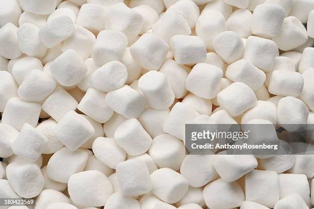 mini-marshmallow hintergrund - marshmallow stock-fotos und bilder