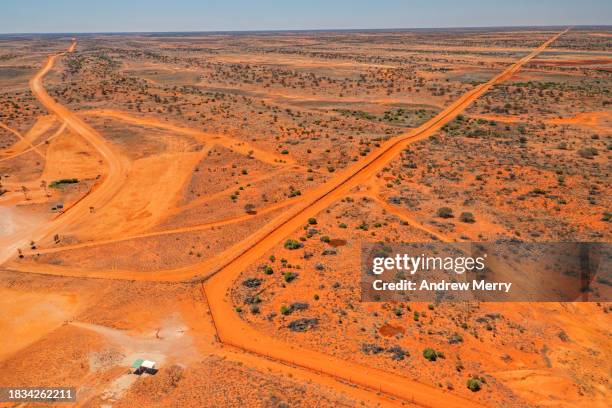 cameron corner, state boundary and dog fence - dingo fence stockfoto's en -beelden