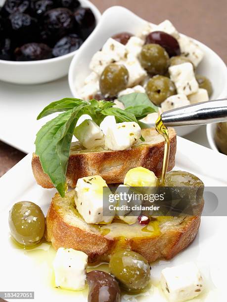 brot mit oliven, käse- und öl - kalamata olive stock-fotos und bilder