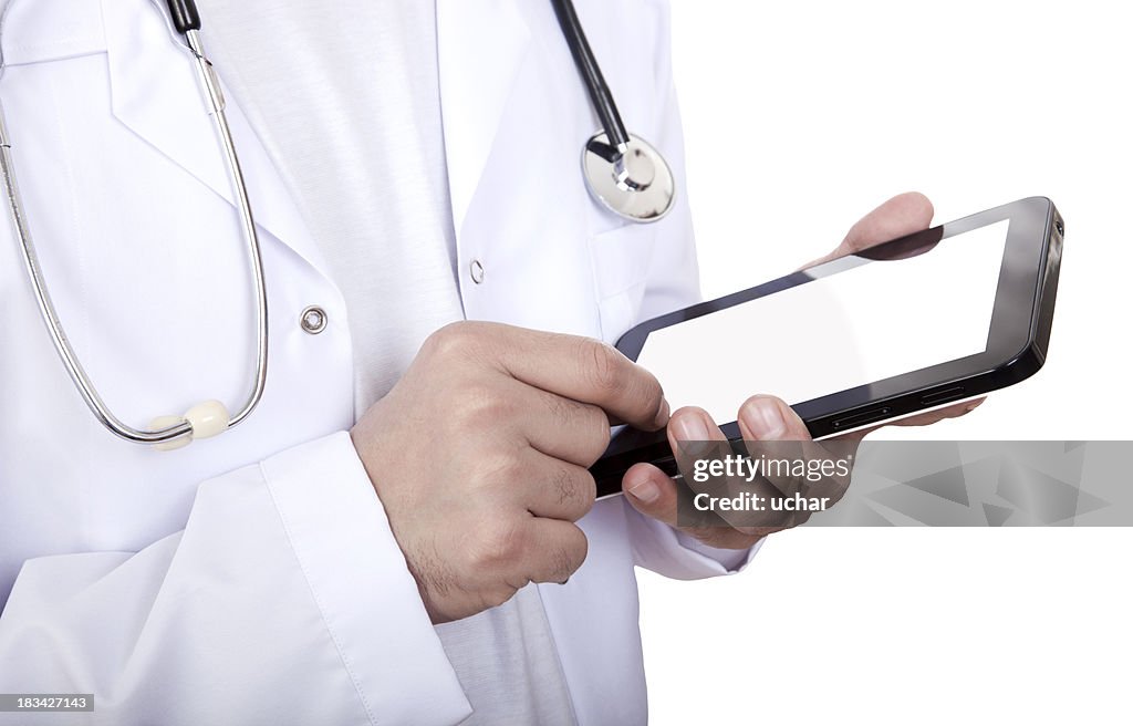 Médico segurando o tablet tátil