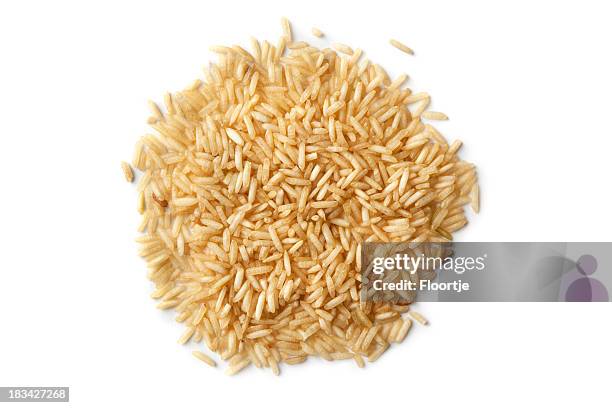 beans, lentils, peas and grains: brown rice - buine rijst stockfoto's en -beelden