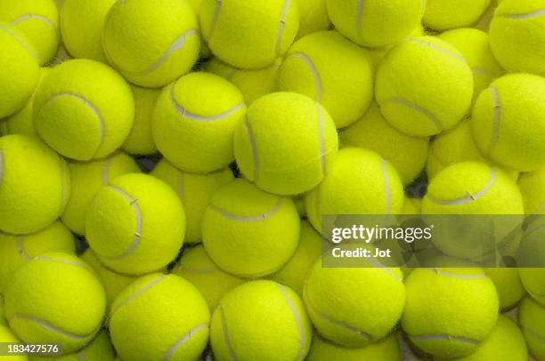 lockere tennisbälle - tennisbal stock-fotos und bilder