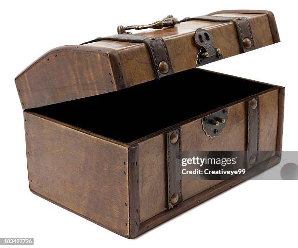 open antique chest - schatkist stockfoto's en -beelden