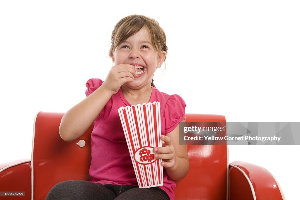 Chica Riendo palomitas de maíz