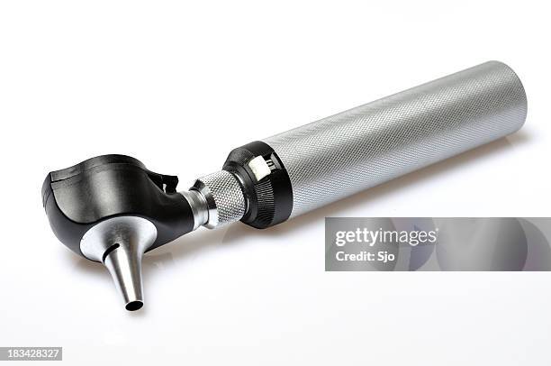 un portátil gris-negro metálico otoscopio sobre fondo blanco. - otoscope fotografías e imágenes de stock