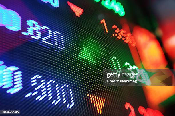 marché boursier des graphiques - dow jones industrial average photos et images de collection