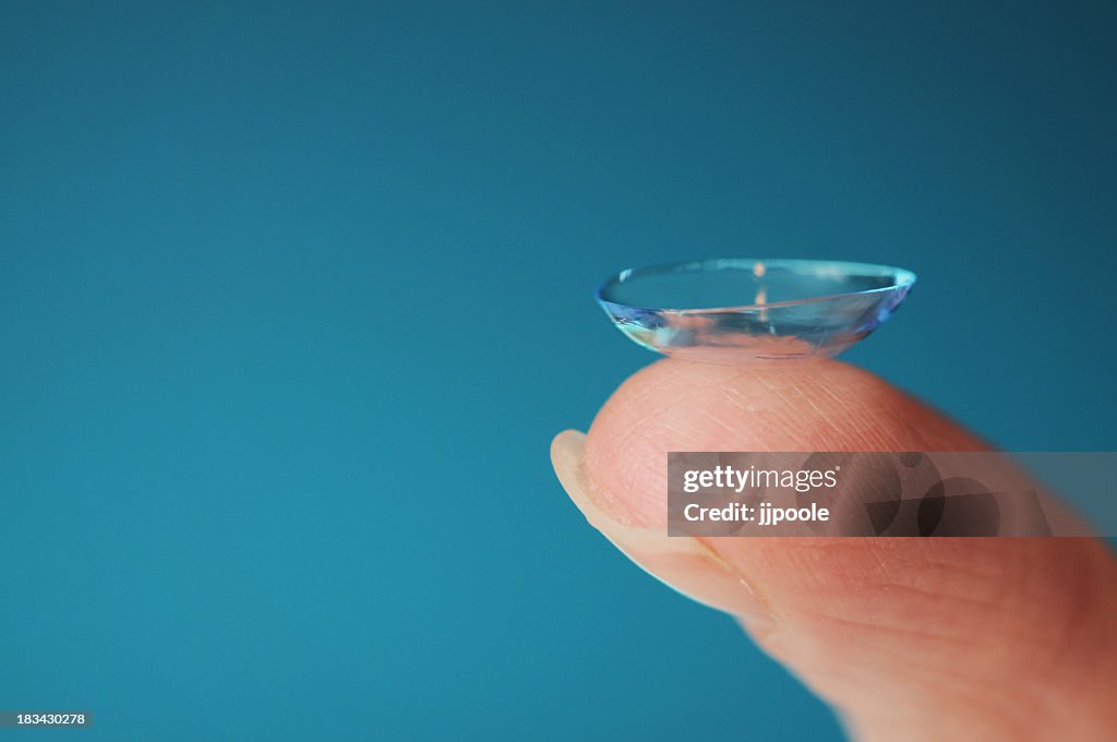 Kontaktlinse auf blauem Hintergrund