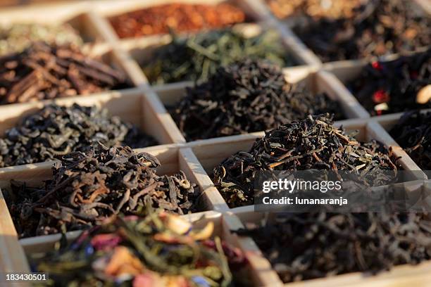 té en una caja - hojas de té secas fotografías e imágenes de stock