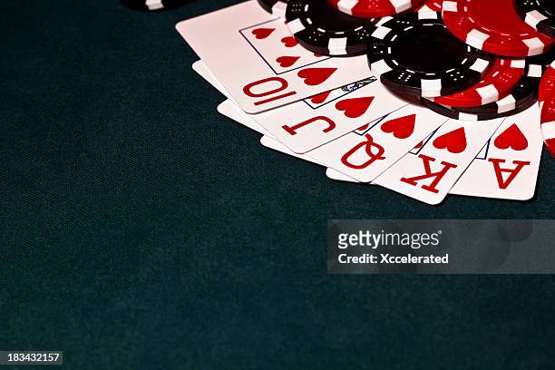 royal flush mit schwarzen und roten pokerchips. - texas hold 'em stock-fotos und bilder