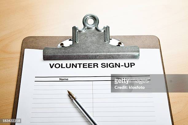 volontario di registrazione - petizione foto e immagini stock