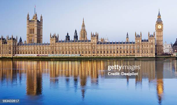 big ben und den palace of westminster in london. - parliament building stock-fotos und bilder