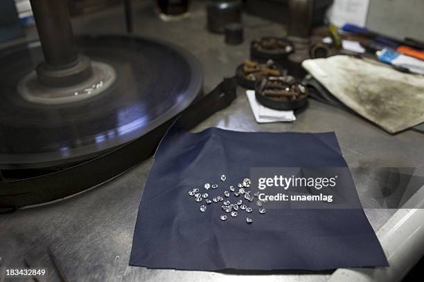 diamond cutting table with many diamonds on it - polishing stock pictures, royalty-free photos & images