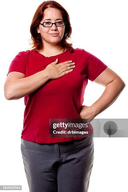 frau posieren mit hand über herz - amerikanischer treueschwur stock-fotos und bilder