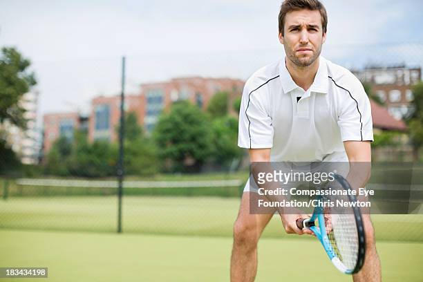 man playing tennis on outside court - tennis quick imagens e fotografias de stock
