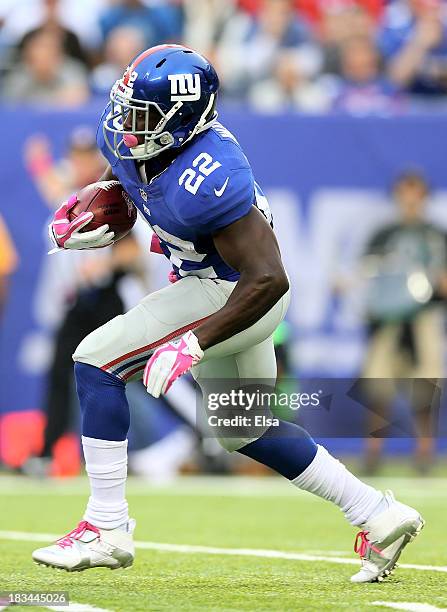 David Wilson of the New York Giants carries the ball in the first quarter against the Philadelphia Eagles at MetLife Stadium on October 6, 2013 in...