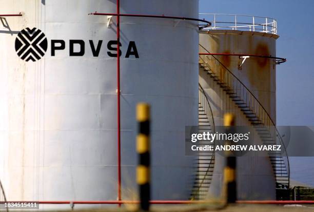 Refinary goes unattended as the oil strike continues in Maracaibo, Venezuela 08 December 2002. Vista de contenedores de la refinerira "Bajo Grande"...