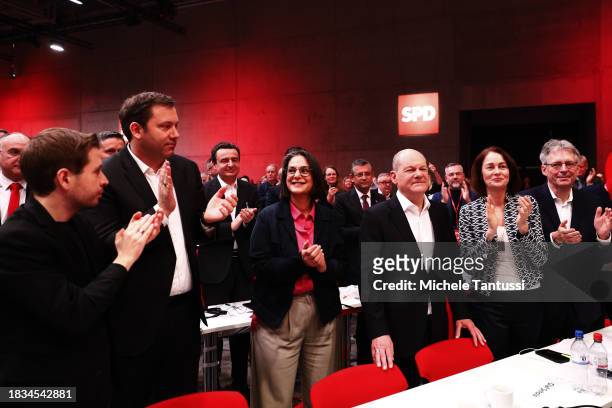 Secretary General Kevin Kuehnert, Lars Klingbeil, co-chair of the German Social Democrats , Serpil Midyatli, Katarina Bailey and Joachim Schuster...