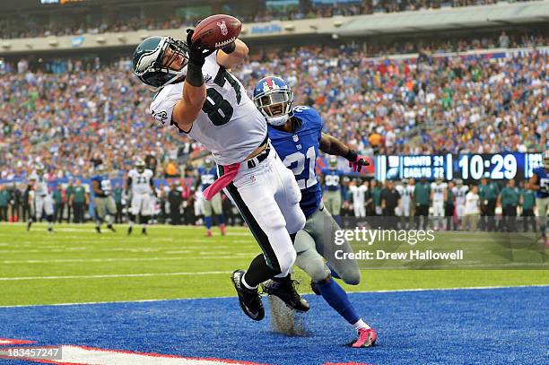 Brent Celek of the Philadelphia Eagles catches a pass for a touchdown in front of Ryan Mundy of the New York Giants at MetLife Stadium on October 6,...