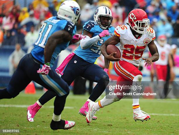 Jamaal Charles of the Kansas City Chiefs carries the ball against the Tennessee Titans at LP Field on October 6, 2013 in Nashville, Tennessee.