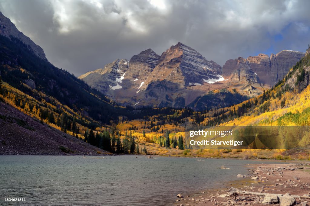 Paisaje de Maroon Bells Fall en Colorado, EE. UU.