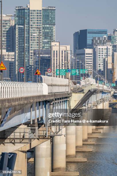 the bridge over the river in seoul of south korea - mapo bridge photos et images de collection