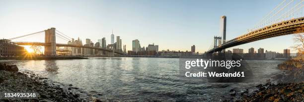 famous bridges connecting manhattan skyline to dumbo district, new york city - east river staden new york bildbanksfoton och bilder