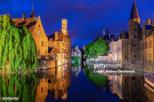 nächtlicher blick auf brügge, belgien mit kanal und mittelalterlichen gebäuden. - beneluxländer stock-fotos und bilder