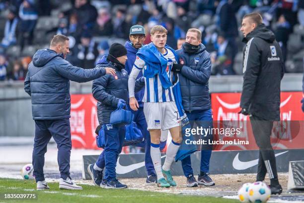 Marten Winkler of Hertha BSC leaves the pitch after feeling dizzy during the Second Bundesliga match between Hertha BSC and SV Elversberg at...