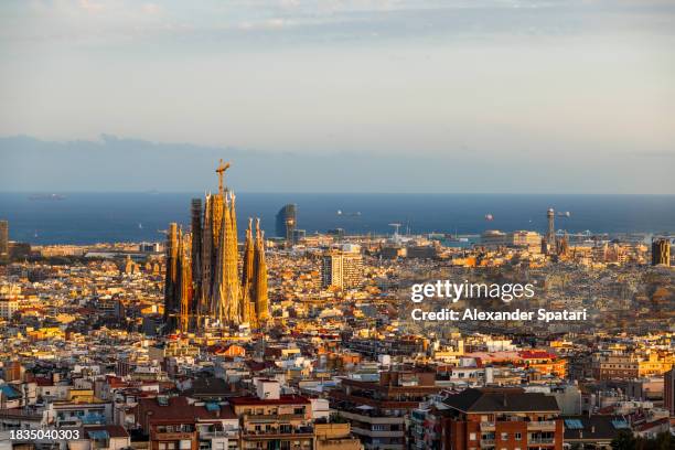 barcelona cityscape with sagrada familia at sunset, spain - barcelone photos et images de collection