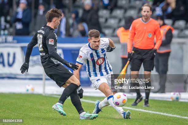 Hugo Vandermersch of SV Elversberg battles for possession with Florian Niederlechner of Hertha BSC during the Second Bundesliga match between Hertha...