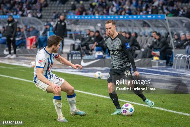 Maurice Neubauer of SV Elversberg in action pressured by Jonjoe Kenny of Hertha BSC during the Second Bundesliga match between Hertha BSC and SV...
