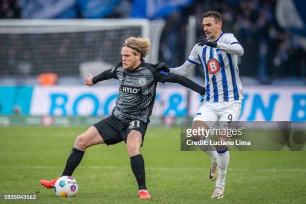 Thore Jacobsen of SV Elversberg in action pressured by Smail Prevljak of Hertha BSC during the Second Bundesliga match between Hertha BSC and SV...