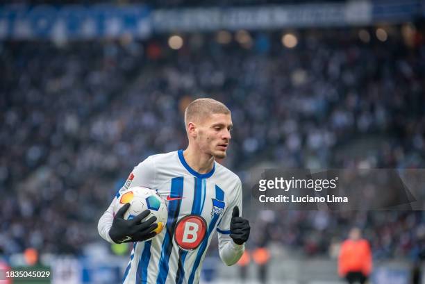 Marton Dardai of Hertha BSC before taking a corner during the Second Bundesliga match between Hertha BSC and SV Elversberg at Olympiastadion on...