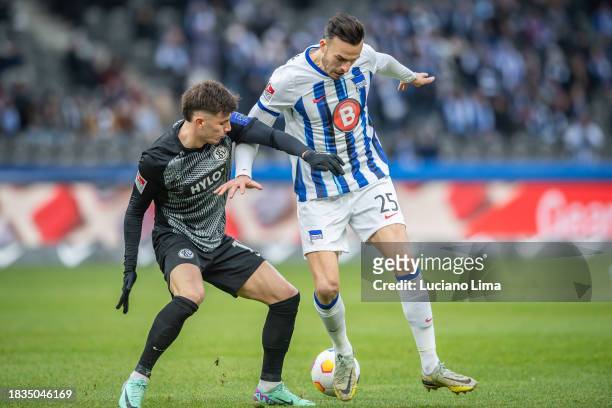 Hugo Vandermersch of SV Elversberg battles for possession with Haris Tabakovic of Hertha BSC during the Second Bundesliga match between Hertha BSC...