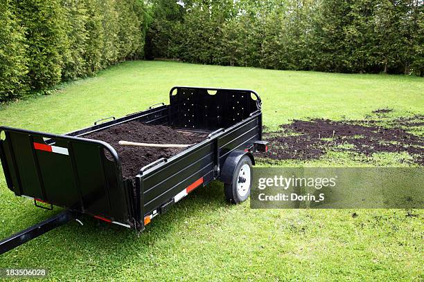 topdressing lawn - compost garden stockfoto's en -beelden