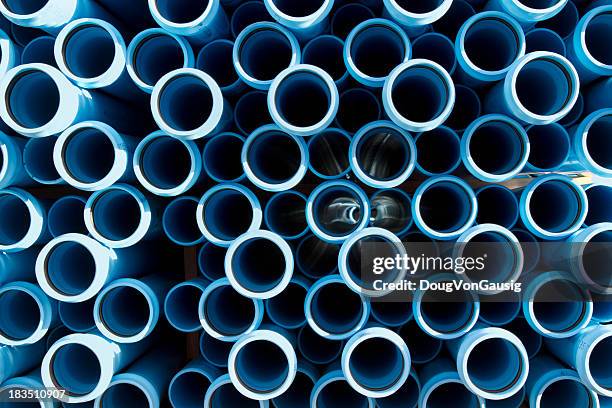 the ends of water pipes that are stacked together in a pile - pvc stockfoto's en -beelden