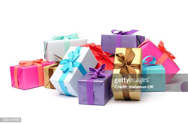 beribboned multicolore e scatole regalo in pile - regalo foto e immagini stock