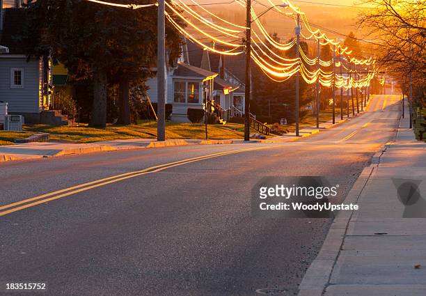 tramonto street - cavo dell'alta tensione foto e immagini stock