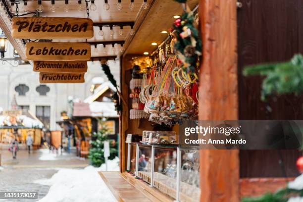 sweet stall at a christmas market. - münchen advent stock pictures, royalty-free photos & images