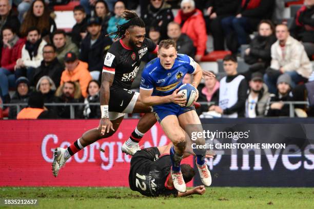 Exeter Chiefs' English full-back Tom Wyatt skips out of a tackle from Toulon's French inside centre Mathieu Smaili as Toulon's Fijian outside centre...