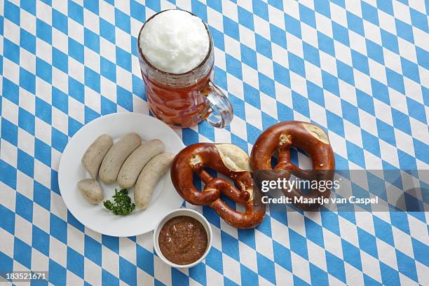 mesa de baviera - pretzel fotografías e imágenes de stock