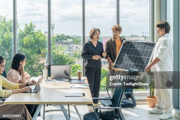 presentación de la reunión de negocios para la energía solar en la oficina - disco de energía solar fotografías e imágenes de stock