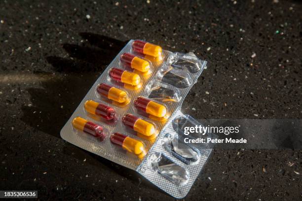 amoxicillin. a part used blister pack of antibiotic capsules - amoxicillin - fotografias e filmes do acervo