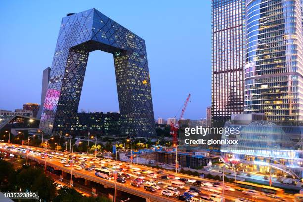 autopista elavada al anochecer junto al edificio de la sede de cctv, pekín - high dynamic range imaging fotografías e imágenes de stock