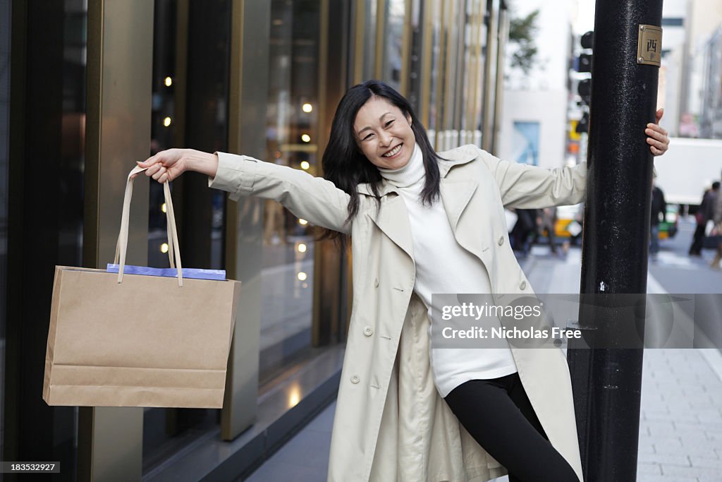 Mulher feliz compras