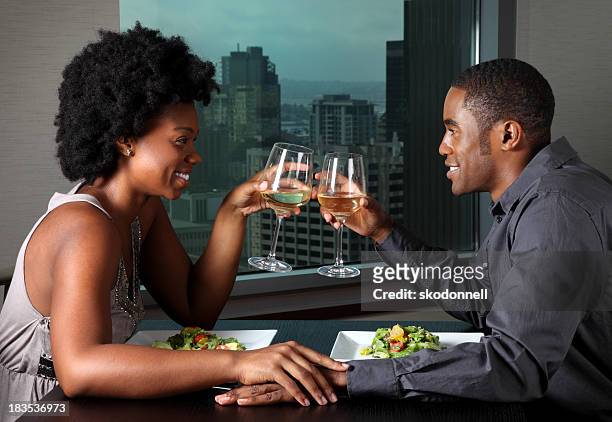 casal afro-americano em um jantar de validade - couple fine dining imagens e fotografias de stock