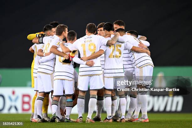 Players of 1. FC Saarbruecken huddle prior to the DFB cup round of 16 match between 1. FC Saarbrücken and Eintracht Frankfurt at Ludwigsparkstadion...